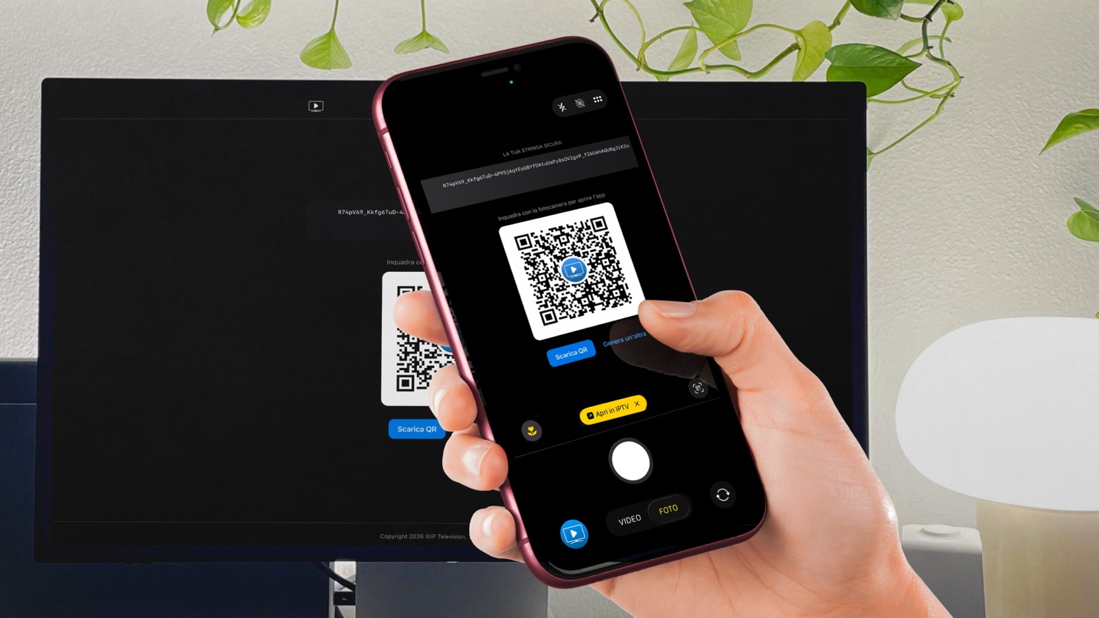 Ein iPhone scannt den QR-Code einer sicheren Playlist auf einem Computerbildschirm; auf dem Telefon erscheint das Banner „In IPTV öffnen“.